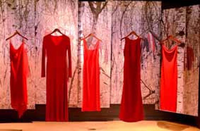"The ReDress Project" von Jaime Black erinnert an die verschwundenen Frauen der First Nations. "The ReDress Project" von Jaime Black erinnert an die verschwundenen Frauen der First Nations.