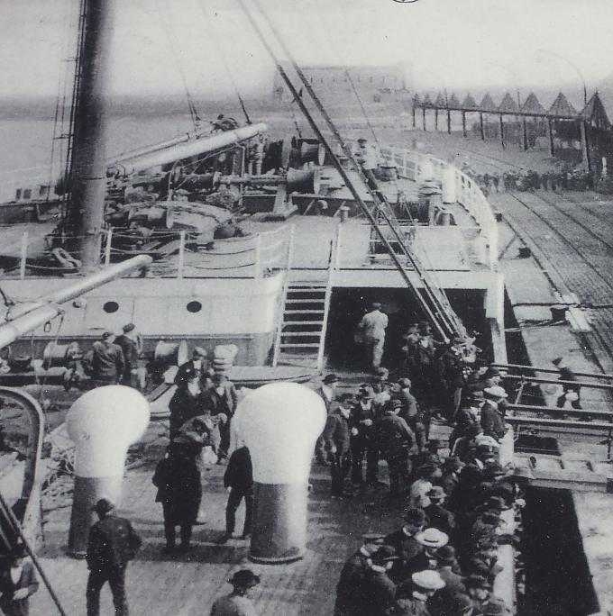 Historisches Foto von einem Schiff im Hafen