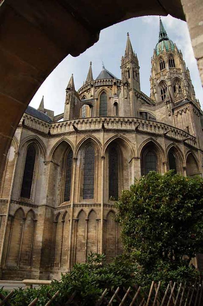 Mittelpunkt der Altstadt von Bayeux ist die Kathedrale