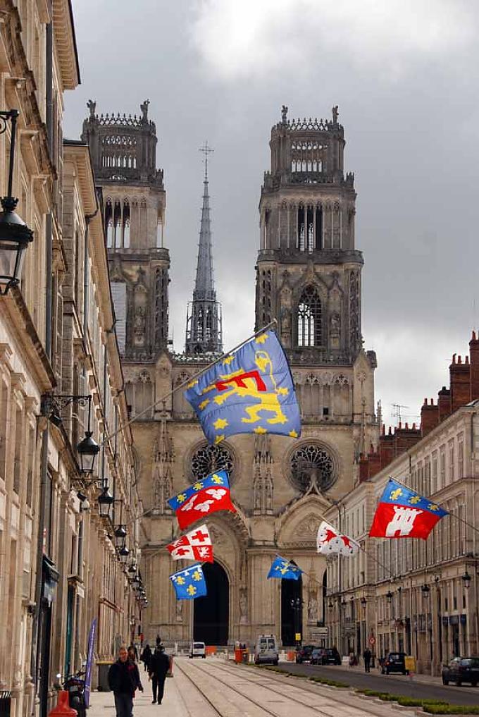 Rue Jeanne d`Arc zur Kathedrale ist geschmückt