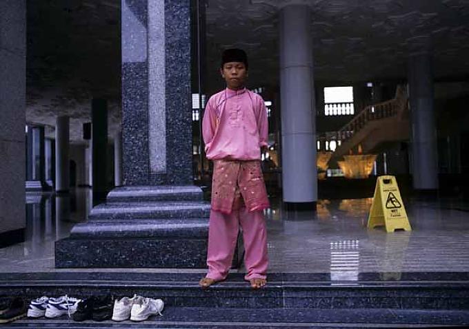 Junge vor einer Moschee