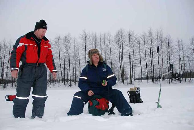 Eisangeln Eislaufzeit im Naturschutzpark Linnansari