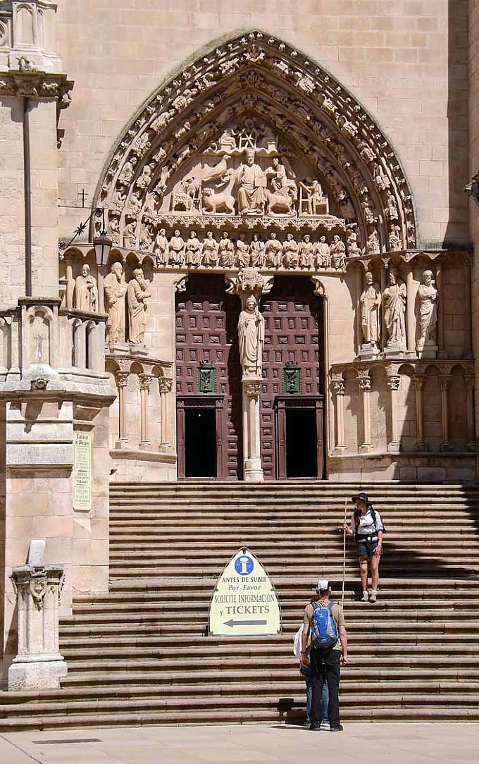 Burgos: Pilger vor dem Tor der Kathedrale
