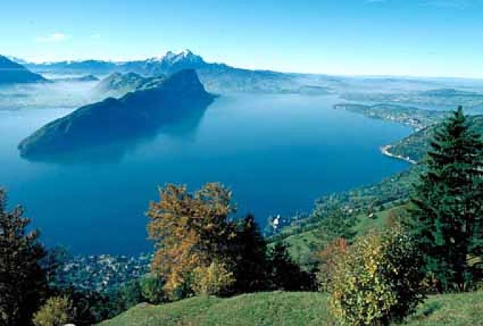 Vierwaldstätter See Wie ein Urzeitmonster ruht der Bürgenstock im Vierwaldstätter See