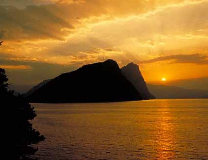 Wie ein Urzeitmonster ruht der Bürgenstock im Vierwaldstätter See Wie ein Urzeitmonster ruht der Bürgenstock im Vierwaldstätter See