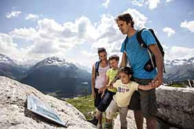 Wanderer informieren sich auf dem Klimaweg Unterwegs auf dem Klimaweg