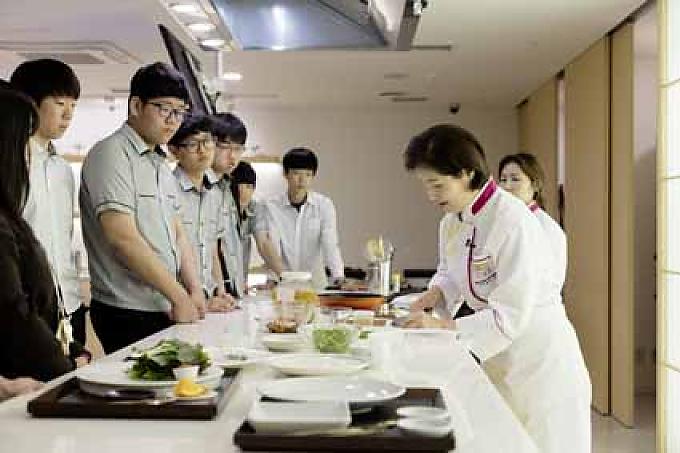 Fernsehköchin Lee Jong Kim Jong Cha bereitet Jon zu