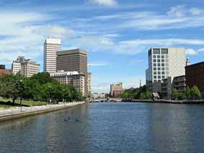 Providence River. Stand-up-paddling, kurz SUP genannt.