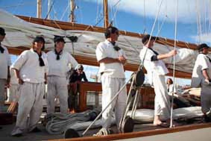 Moonbeam IV legt an Thendara unter Segeln