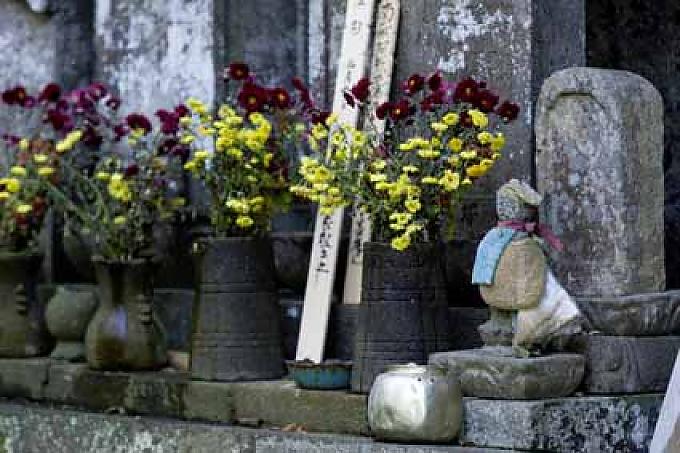 Friedhof im Fischerdorf Shukunegi Friedhof im Fischerdorf Shukunegi