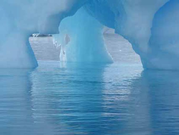 Eishöhle bei Cuverville Island Eishöhle bei Cuverville Island