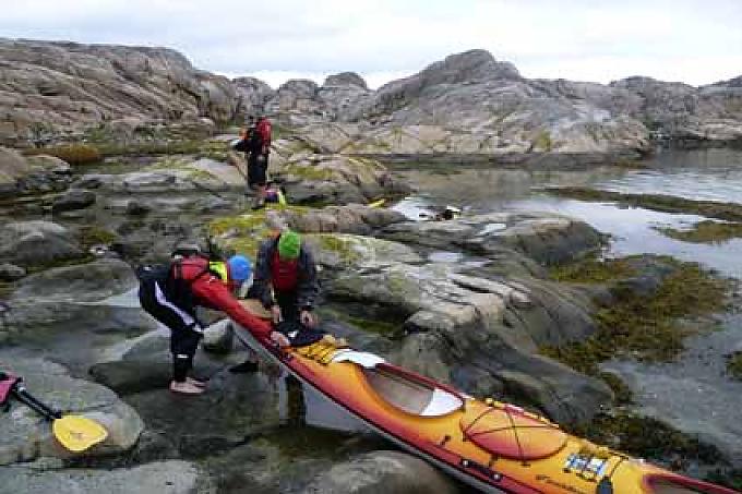 Kaffeepause auf einer unbewohnten Felseninsel Schwedische Holzhäuser auf einer kleinen Insel