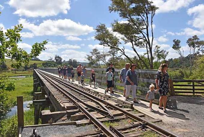 Gemächlich geht es durch die Landschaft. Gemächlich geht es durch die Landschaft.