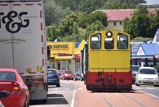 Die Bahn fährt mitten durch die Stadt. Gemächlich geht es durch die Landschaft.