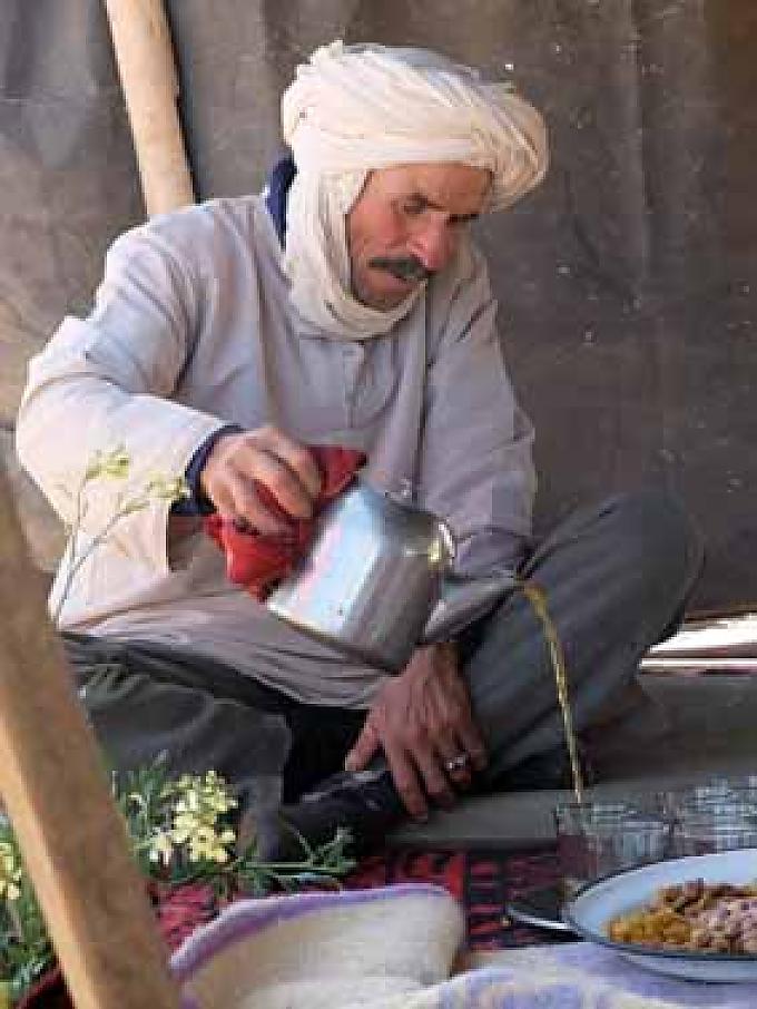 Denn da ruft Koch Achmed: „Das 'Cafè Nomade' ist geöffnet!“ Mit breitem Lächeln streckt er die Hand, in der er den Becher hält, weit nach unten und schenkt mit der anderen Hand aus gefühlten zwei Meter Höhe Kaffee ein. Denn da ruft Koch Achmed: „Das 'Cafè Nomade' ist geöffnet!“ Mit breitem Lächeln streckt er die Hand, in der er den Becher hält, weit nach unten und schenkt mit der anderen Hand aus gefühlten zwei Meter Höhe Kaffee ein.