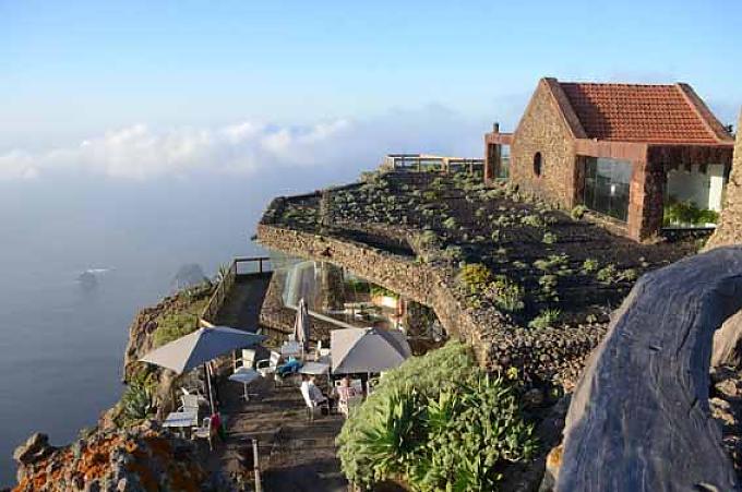 Cesar Manrique hat den Mirador de La Pena hoch über dem Valle del Golfo gebaut. An schönen Tagen hat man vom Gipfel des Malpaso einen schönen Blick