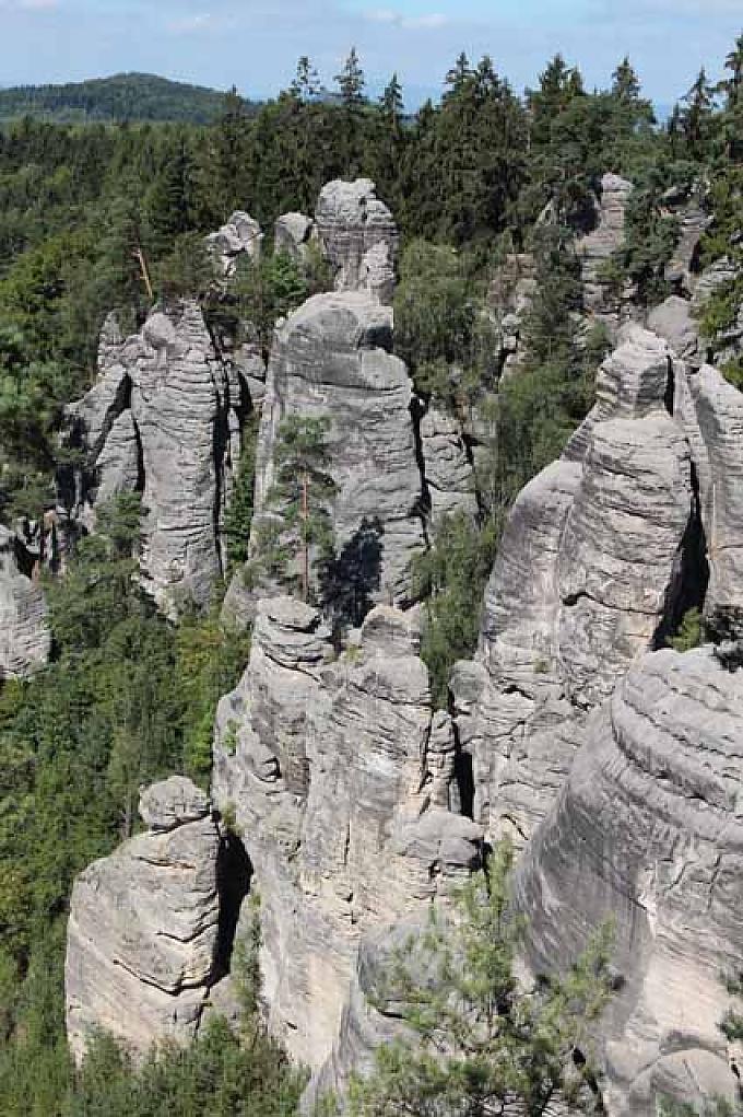 Sandsteinformationen im böhmischen Paradies, dem ältesten Naturschutzgebiet Tschechiens. Spindlermühle, nicht weit von der Elbquelle entfernt, liegt der Monkey Park Spindlermühle. Der größte Hochseilgarten des Riesengebirges