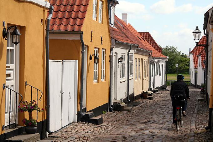 Einstöckige Häuser in einer Gasse in der Nähe des Stadtzentrums von Ribe Über den Dächern von Ribe