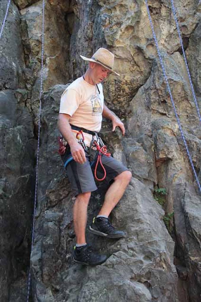 Ein Fürchtenix ist auch Jirí Odnoha, der seit über zwanzig Jahren eine Kletterschule im Böhmischen Paradies betreibt. Spindlermühle, nicht weit von der Elbquelle entfernt, liegt der Monkey Park Spindlermühle. Der größte Hochseilgarten des Riesengebirges