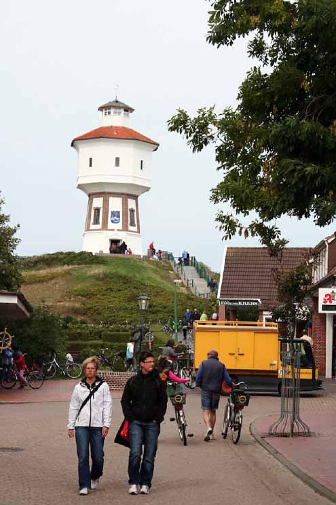 Das Wahrzeichen Langeoogs: der 18 Meter hohe Wasserturm aus dem Jahr 1909 Das Wahrzeichen Langeoogs: der 18 Meter hohe Wasserturm aus dem Jahr 1909