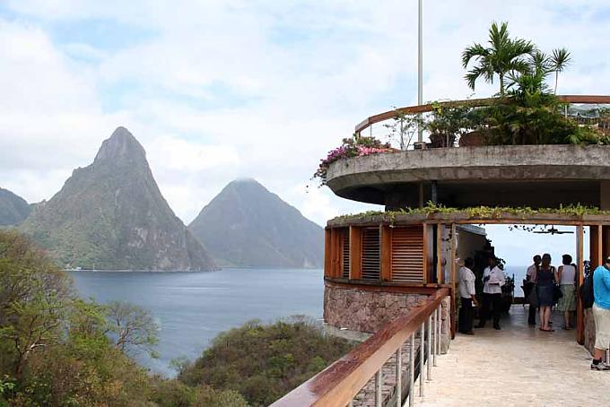 Dass die beiden Pitons, die Wahrzeichen der Karibikinsel St. Lucia, heilige Berge sind, daran hatten die Ureinwohner keine Zweifel. Besucher bei den Schwefelquellen