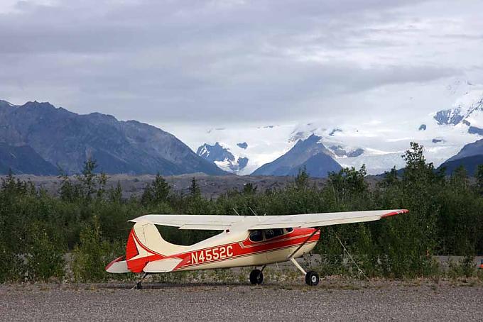 Nach einem kleinen Schwenk Richtung Root Gletscher landet Pilot Bill die Maschine auf dem kleinen Grasflughafen des Ortes McCarthy Nach einem kleinen Schwenk Richtung Root Gletscher landet Pilot Bill die Maschine auf dem kleinen Grasflughafen des Ortes McCarthy