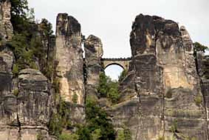 Zauberhaftes Elbsandsteingebirge: Blick auf Bastei und Basteibrücke Zauberhaftes Elbsandsteingebirge: Blick auf Bastei und Basteibrücke