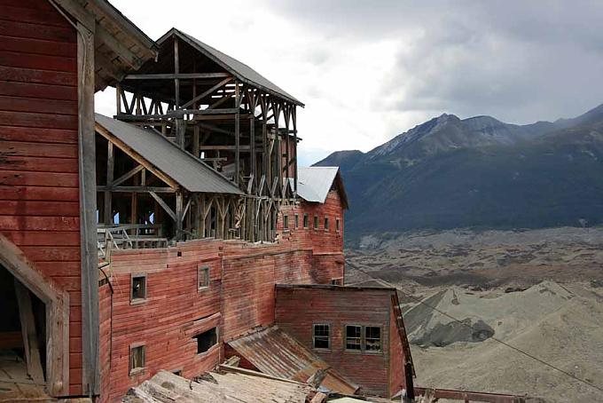 Die ehemals größte und ertragreichste Kupfermine der Welt ist heute eine Geistermühle Nach einem kleinen Schwenk Richtung Root Gletscher landet Pilot Bill die Maschine auf dem kleinen Grasflughafen des Ortes McCarthy