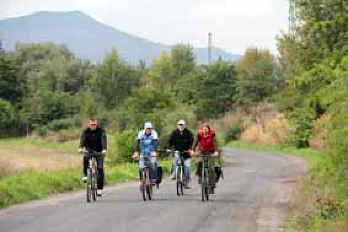 Radwanderer zwischen Leitmeritz und Aussig Tetschen: Blick von der Schäferwand auf die Elbe
