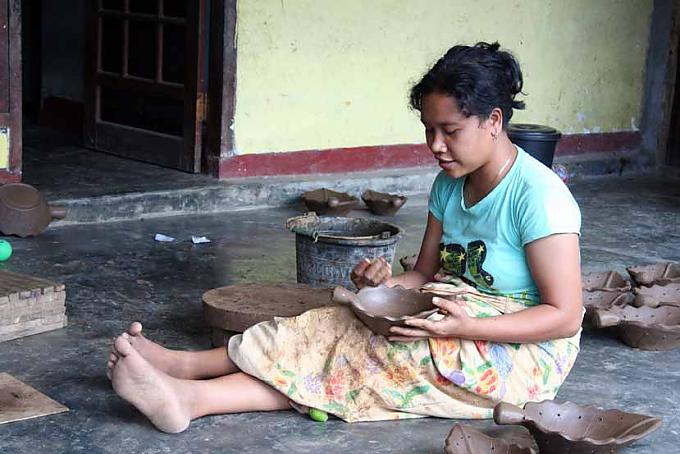Weberin in Sukarar Dorf der Sasak