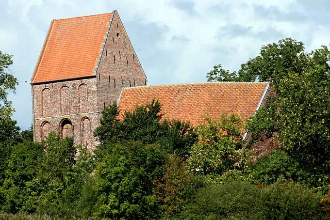 Ein Neigungswinkel von 5,19 Grad macht den Kirchturm in Suurhusen zum schiefsten Turm der Welt Hafenromantik an der Leybucht: In Greetsiel ankern zahlreiche Krabbenkutter