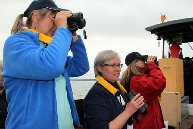 Der Natur auf der Spur: Die Naturführerinnen Christine Haslbeck (links) und Christina Erl (mitte) auf dem Weg zum Delta der Tiroler Achen. Der Natur auf der Spur: Die Naturführerinnen Christine Haslbeck (links) und Christina Erl (mitte) auf dem Weg zum Delta der Tiroler Achen.