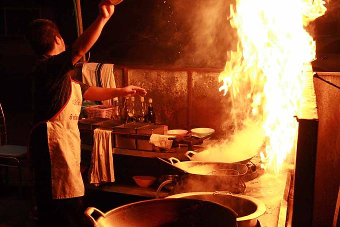 Wenn Sawig den Wasserspinat nebst Gewürzen in die Pfanne gibt, schießt sofort eine meterhohe Stichflamme nach oben. Wenn Sawig den Wasserspinat nebst Gewürzen in die Pfanne gibt, schießt sofort eine meterhohe Stichflamme nach oben.