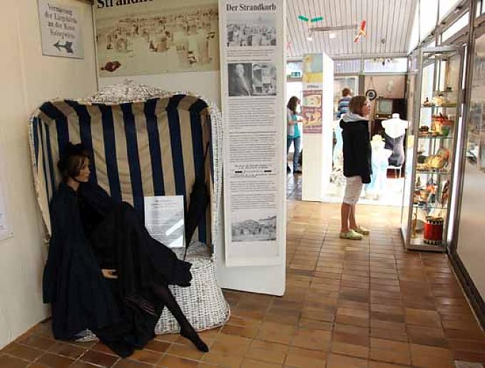 Lotta in der Ausstellung. Lotta in der Ausstellung.