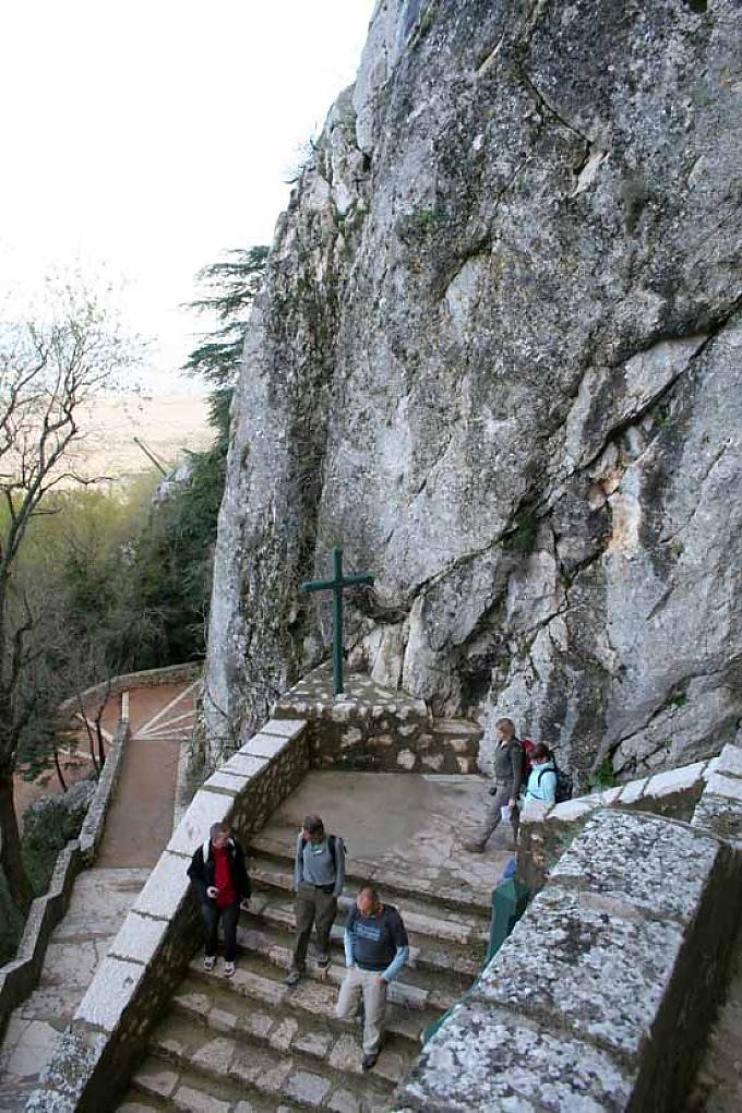 Der Aufgang zur Grotte Saine-Marie-Magdaleine, in der sich Maria versteckt haben soll Sainte Madeleine-Kirche in Saint-Maximin-la-Sainte-Baume