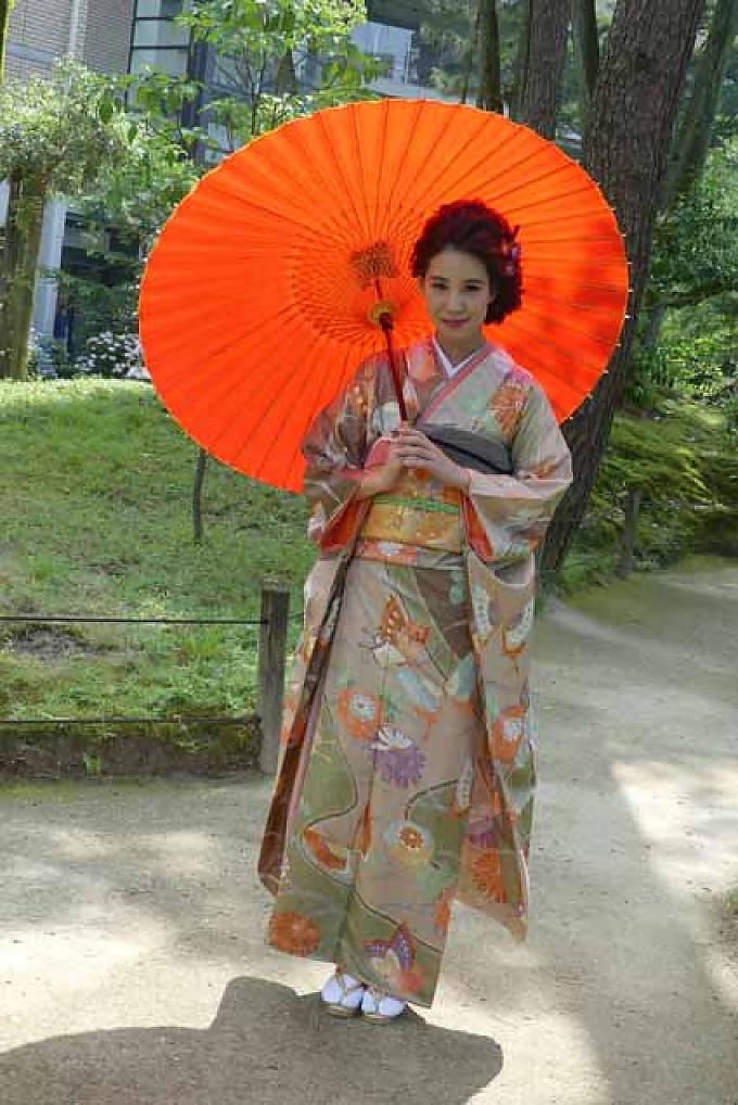 Japanerin im Shukkein-Garten in Hiroshima Sumo-Ringer beim Training in Tokio