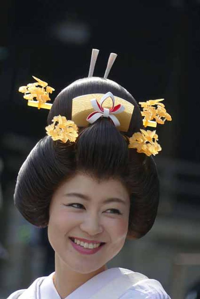 Lächelnde Braut im Shinto Outfit in Tokio Sumo-Ringer beim Training in Tokio