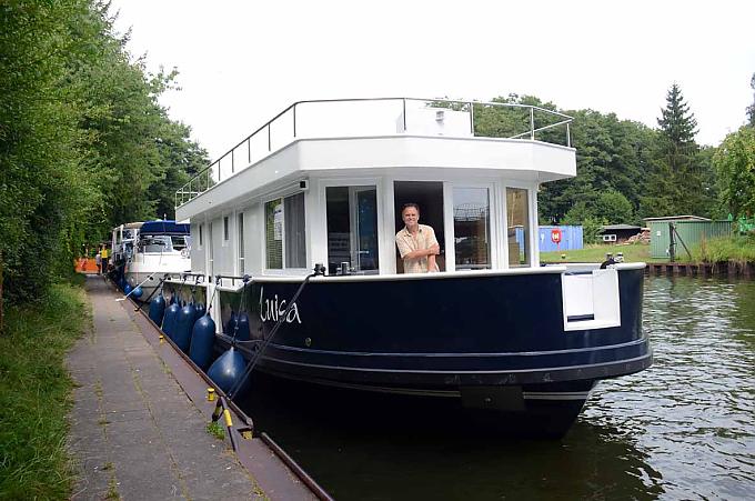 Die "Luisa" vor der Schleuse in Canow Der Skipper