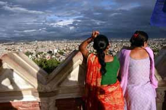 Kathmandu. Blick vom Affentempel auf dem Swayambhunath-Hügel auf die Stadt. Patan. Machendranath Jatra - das Fest des Regengottes.