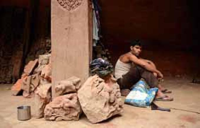 Kathmandu. Durbar Square. Im alten Königspalast. Der Maurer macht Pause. Kathmandu. Durbar Square. Im alten Königspalast. Der Maurer macht Pause.