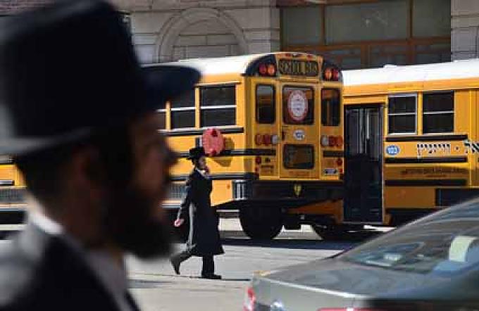 Williamsburg in Brooklyn: Unübersehbar sind hier die Satmar-Chassiden zuhause. Registrierhalle in Ellis Island: Am 17. April 1907 wurde 11 747 Einwanderer durchgeschleust - mehr als jemals zuvor oder danach.