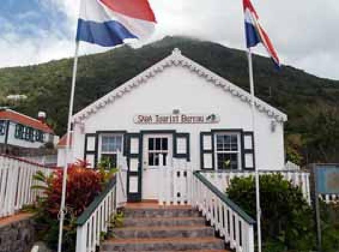Tourist Information auf Saba „Die Sensation von Saba ist die Natur“, meint Wolfgang Tooten, ein Deutscher, der mit seiner Frau Barbara ein kleines Hotel betreibt.