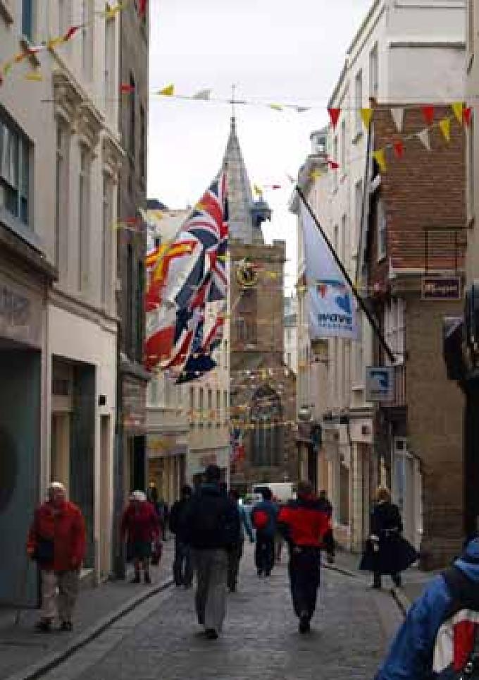 Einkaufstraße in St. Peter Port Kirche in St. Peter Port