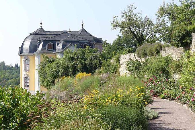Dornburger Rokokoschloss mit Gartenanlage Uferbereich des Geiseltalsees