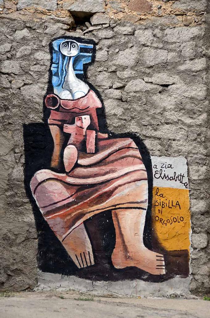 Die Malereien, die seit 1975 mit immer wieder neuen Motiven die Hauswände zieren, greifen Konflikte aus der sardischen und internationalen Geschichte auf: den schwelenden Streit zwischen Grundbesitzern und Hirten. Die Malereien, die seit 1975 mit immer wieder neuen Motiven die Hauswände zieren, greifen Konflikte aus der sardischen und internationalen Geschichte auf: den schwelenden Streit zwischen Grundbesitzern und Hirten.