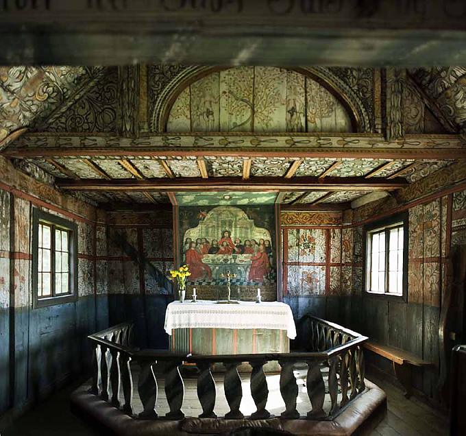 Uvdal Stabkirche von Innen Jorunn Wiik (rechts) und die kanadische Professorin