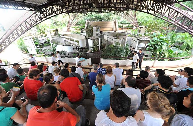 Kurz vor halb drei am Nachmittag versammeln sich die Besucher der Schlangenfarm auf der Tribüne. Kurz vor halb drei am Nachmittag versammeln sich die Besucher der Schlangenfarm auf der Tribüne.