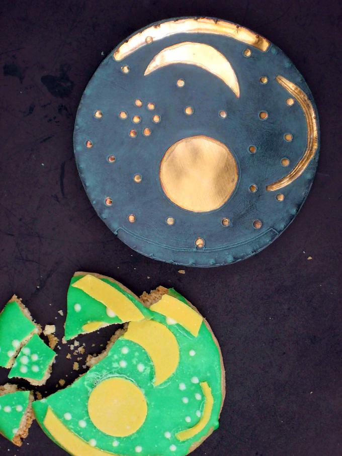 Die Himmelsscheibe als Replik - in Bronze und in Keksteig Die Himmelsscheibe als Replik - in Bronze und in Keksteig