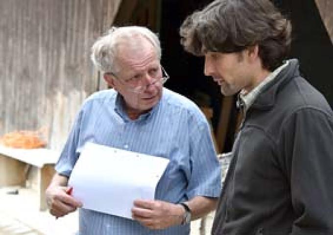 Jakob Nein mit einem Mitarbeiter der Gärtnerei. Siggi Angerer in der Brennerei auf der Herreninsel.