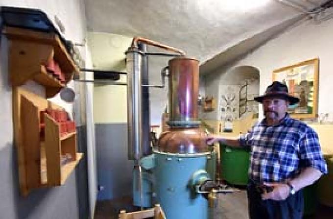 Siggi Angerer in der Brennerei auf der Herreninsel. Siggi Angerer in der Brennerei auf der Herreninsel.